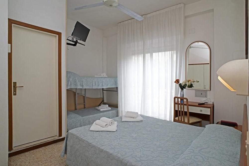 Hotel Adria - Colazione Fino Alle 12 3*